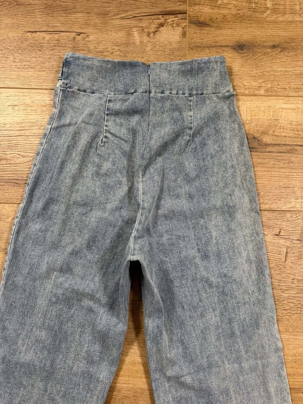 Valentine High Waist Wide Leg Jeans Light Wash Gold Buckle Detail Women’s Small - Picture 12 of 14